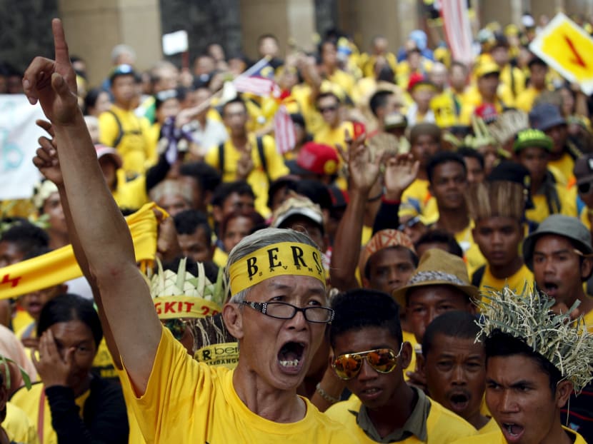 A supporter of pro-democracy group "Bersih" (Clean) leads a group of native people known as "orang asli", as they march to Dataran Merdeka in Malaysia's capital city of Kuala Lumpur August 30, 2015. Photo: Reuters