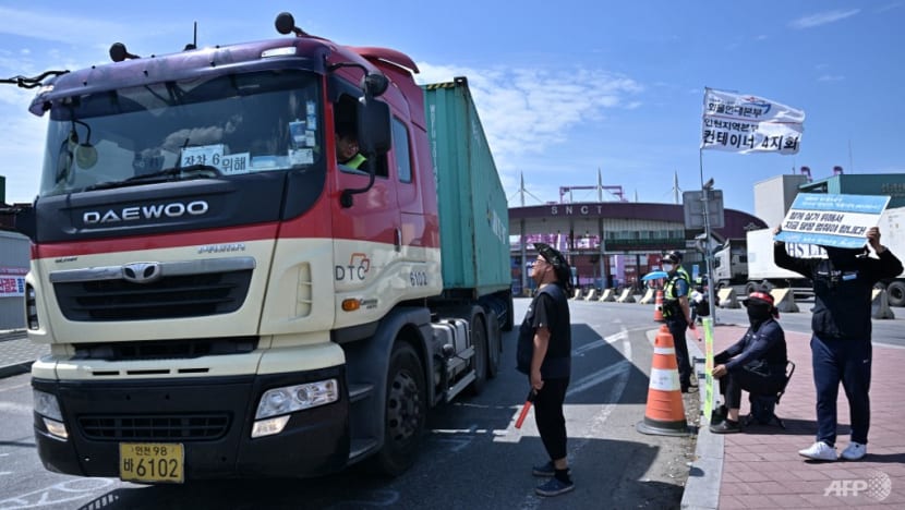 South Korea scrambles to avert trucker strike, fearing economic damage South Korea scrambles to avert trucker strike, fearing economic damage