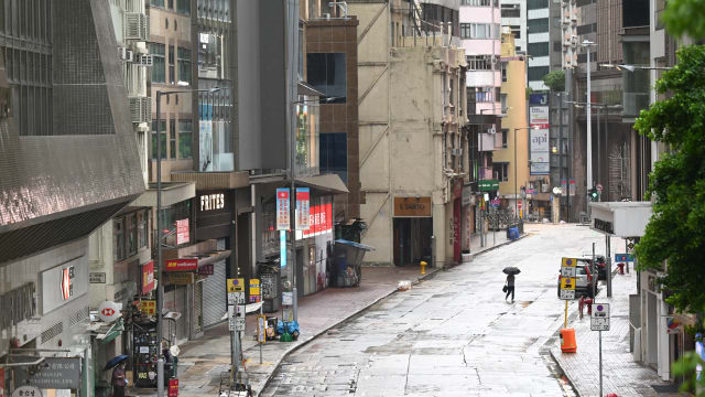 台风圆规吹袭香港 已致一死21人伤