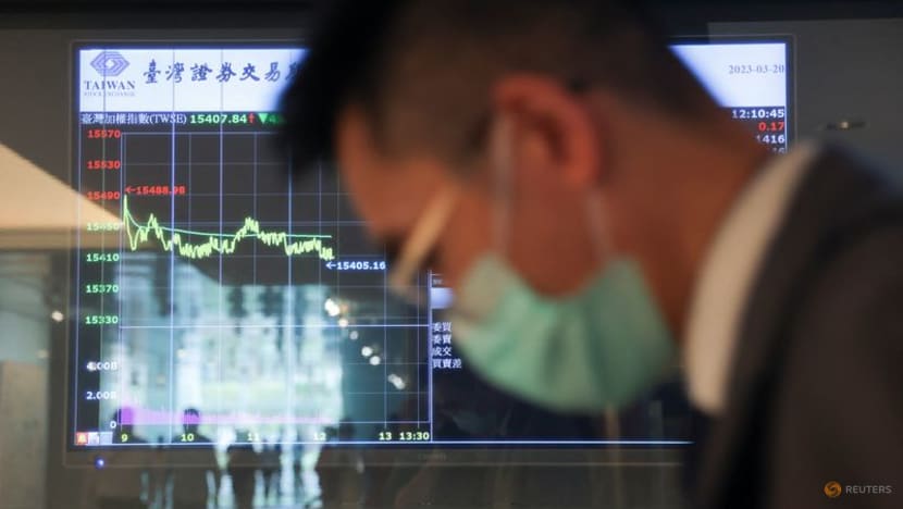 Asia stocks bounce gingerly but bank fears lurk