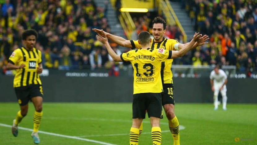 Dortmund crush Frankfurt 4-0 to storm into the Bundesliga top spot