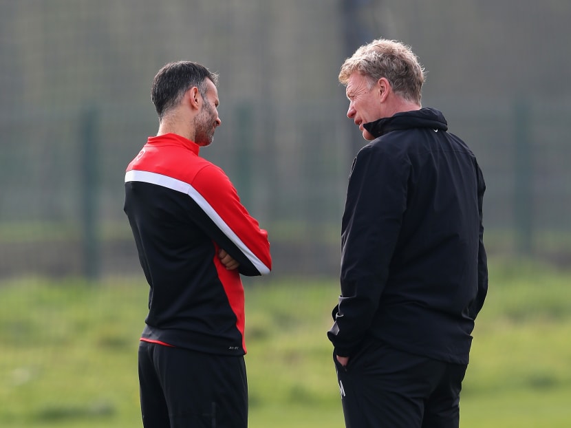 David Moyes (right) talks with Ryan Giggs during a training session at the Aon Training Complex on March 31, 2014 in Manchester, England.  Photo: Getty Images