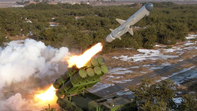 朝鲜测试新型地对海导弹 金正恩亲自监督试射工作