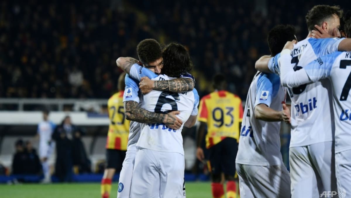Napoli yang gugup mendorong melewati Lecce menjelang pertandingan Milan