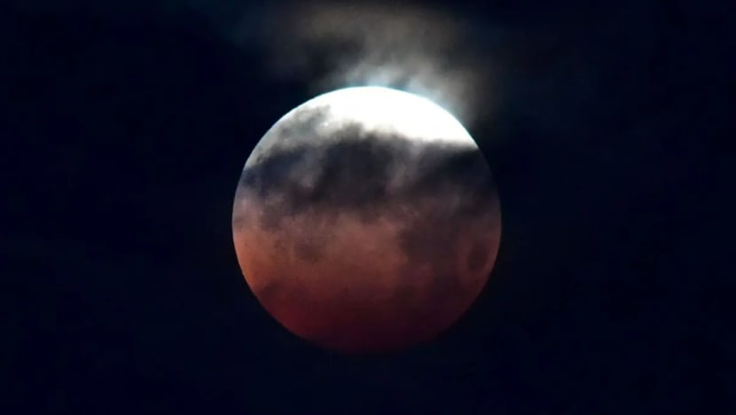 Gerhana bulan 'berdarah' muncul di Singapura