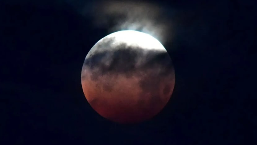 Gerhana bulan 'berdarah' muncul di Singapura Gerhana bulan 'berdarah' muncul di Singapura