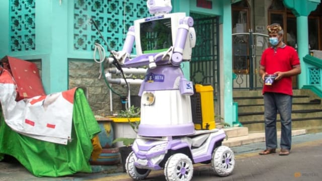 印尼一村庄变废为宝 将垃圾制成抗疫机器人