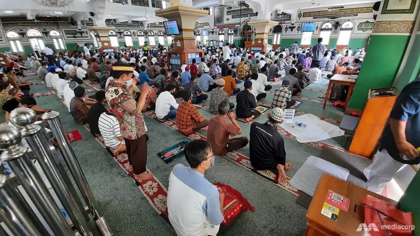 Jakarta mosques spring back to life, businesses making preparations as COVID-19 curbs ease Jakarta mosques spring back to life, businesses making preparations as COVID-19 curbs ease