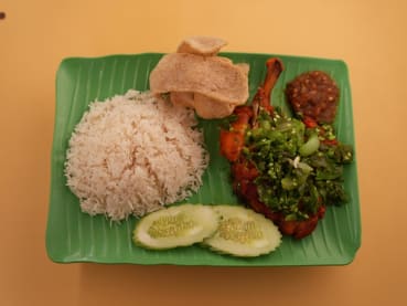 Unique and spicy green chilli chicken rice near Geylang that’s worth queueing for