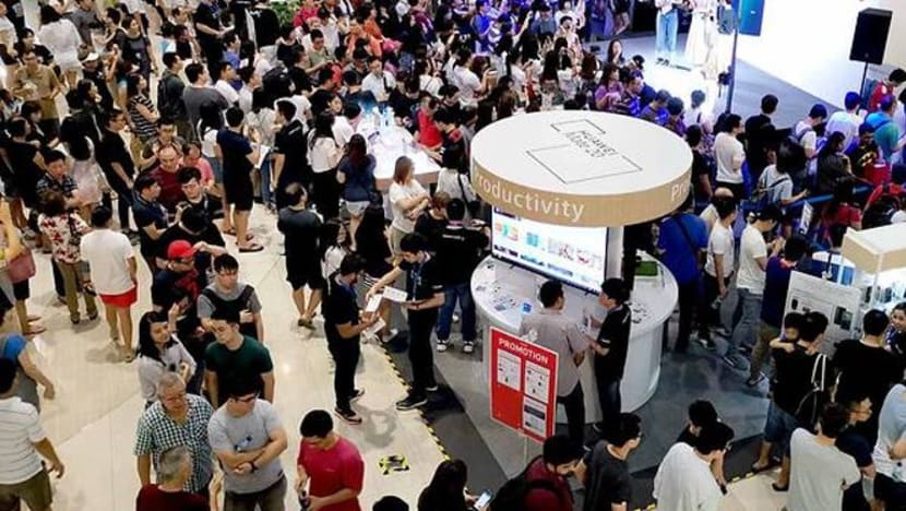 Lebih 1,000 beratur bagi dapatkan Huawei Mate 20