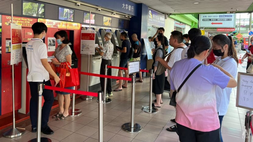 Long queues for new banknotes ahead of Chinese New Year