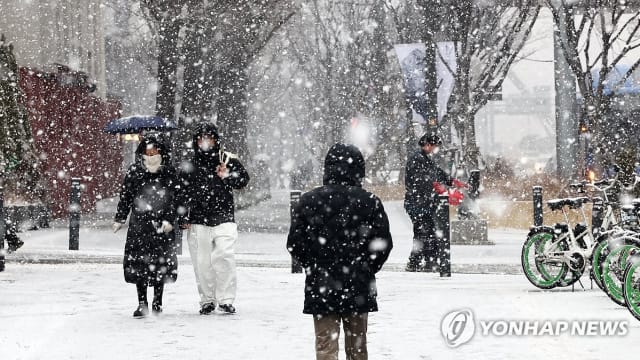 韩国首尔迎来40多年来12月份最大降雪