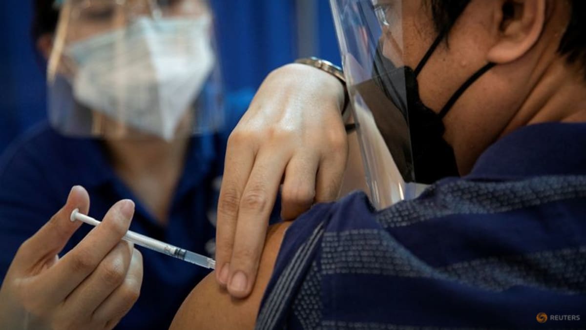 Filipina mengurangi vaksinasi massal COVID-19 saat topan mendekat