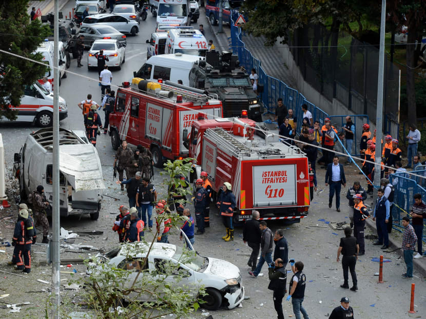Firefighters and members of police special forces are seen at the blast scene in Istanbul, Turkey, Oct 6, 2016. Photo: Ihlas News Agency via Reuters
