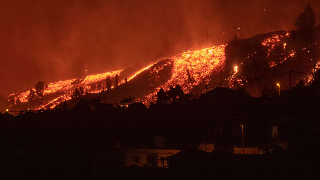 西班牙拉帕尔马岛火山爆发 居民紧急疏散