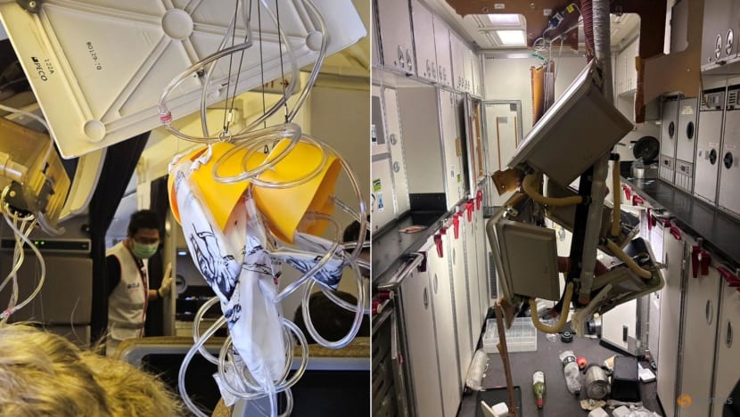 singapore airlines flight hit by turbulence