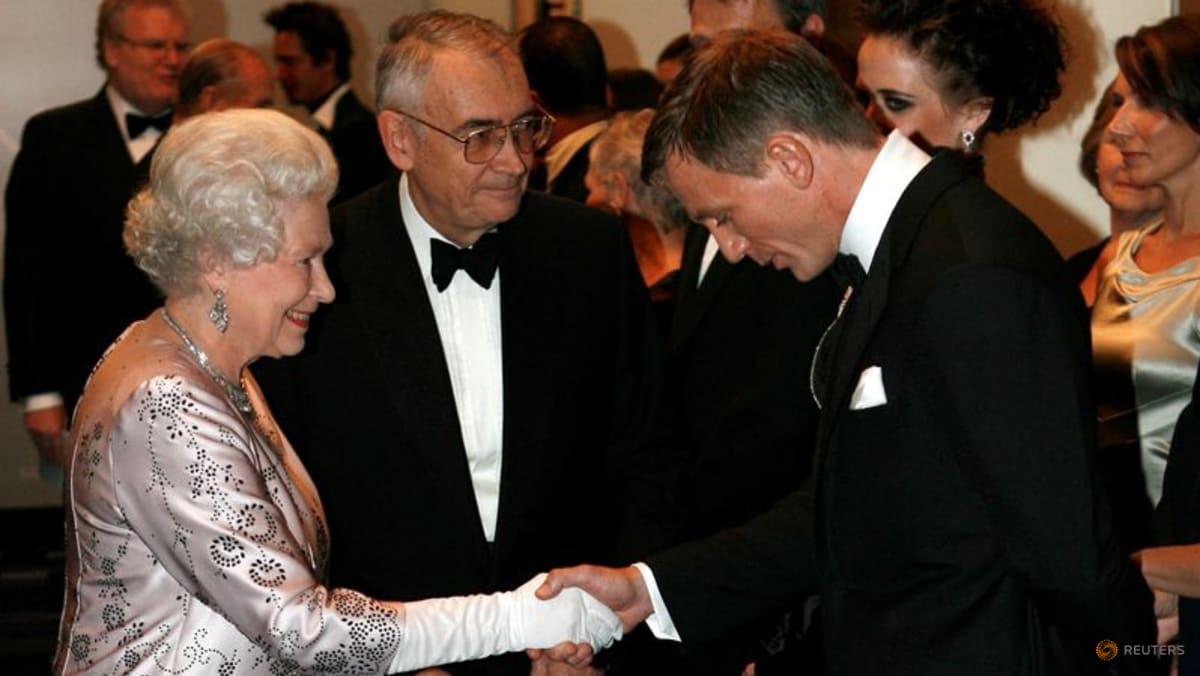 Daniel Craig, Elton John, Helen Mirren dan selebriti lainnya berduka atas Ratu Elizabeth II