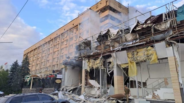 乌克兰一家餐厅遭俄军导弹击中 至少八个死亡50人受伤