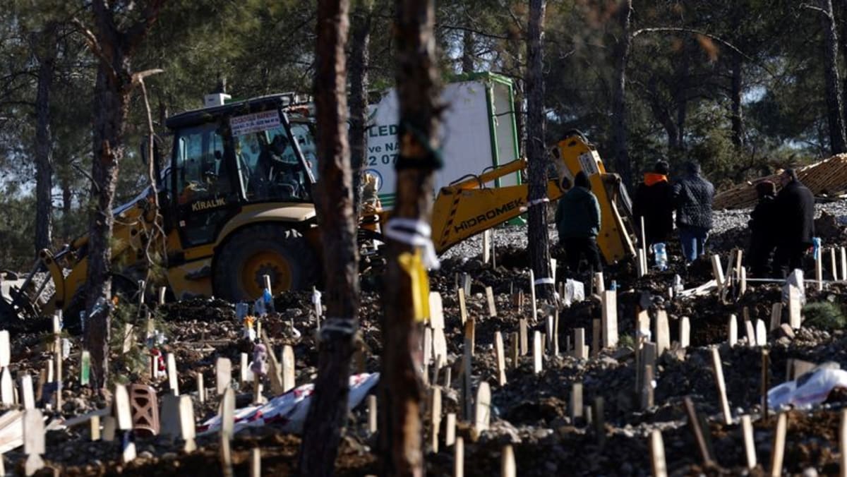 Para penyintas gempa di Turki berjuang untuk menguburkan jenazah mereka