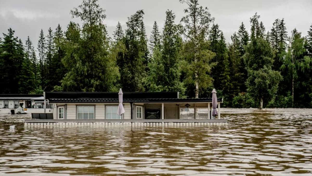 Norge evakuerer flere mennesker fra oversvømte områder ettersom regnet stopper