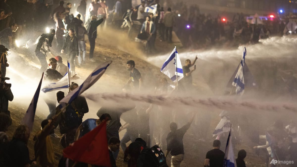 Protes massal di Israel setelah Netanyahu memecat menteri pertahanan