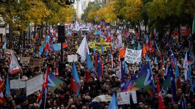 法国巴黎爆发示威 抗议通膨高企