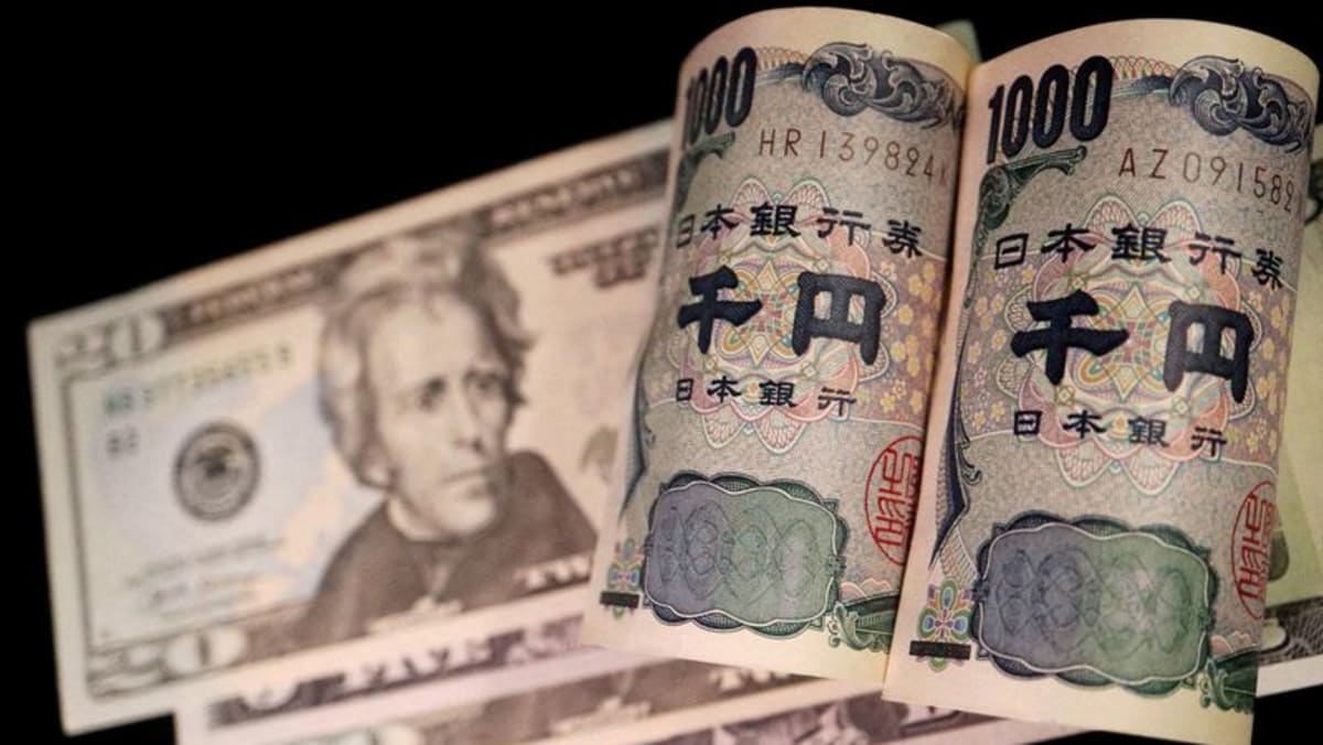 Dollar buoyed by strong economy, geopolitical tensions; yen weakest since 1990