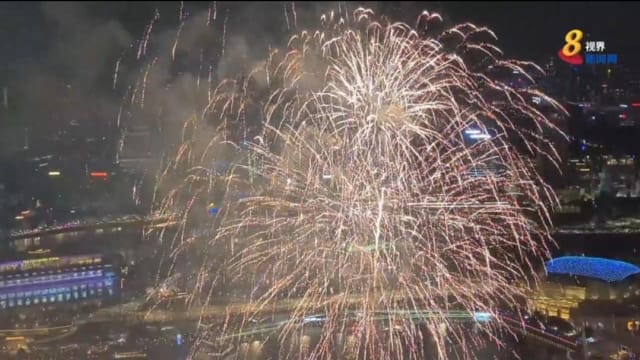 数十万人挤爆滨海湾 在璀璨夜幕下迎接2023年