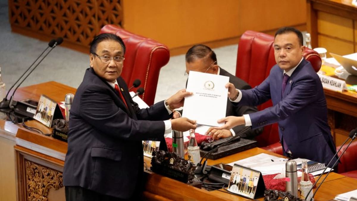 Parlemen Indonesia menyetujui undang-undang yang melarang hubungan seks di luar nikah