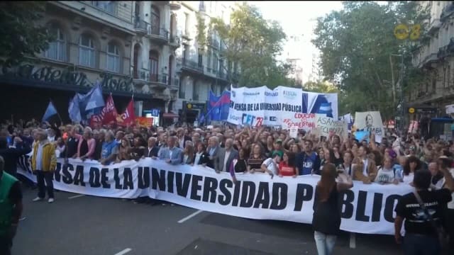 阿根廷反政府示威抗议游行 总统推经济紧缩措施以来规模最大