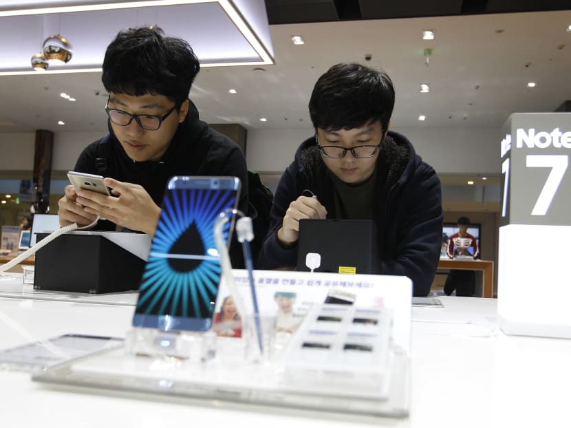 South Korean high school students try out Samsung Electronics Galaxy Note7 smartphones at the company's shop in Seoul in Seoul, South Korea, on Oct 10, 2016. Photo: AP