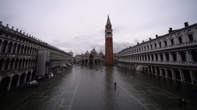 威尼斯一周迎三次水位1.5米海潮 圣马可广场关闭