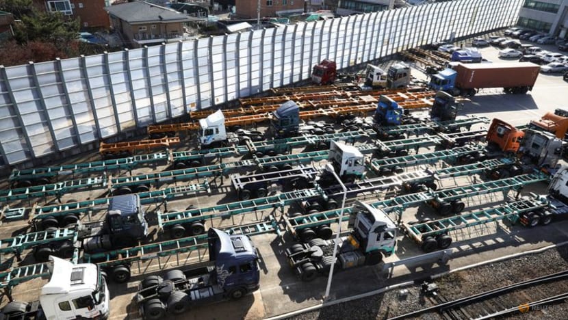 South Korea considers ordering more truckers back to work South Korea considers ordering more truckers back to work