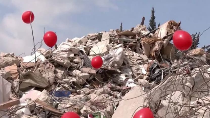 Belon merah dipasang pada runtuhan bangunan di Turki bagi peringati mangsa kanak-kanak gempa