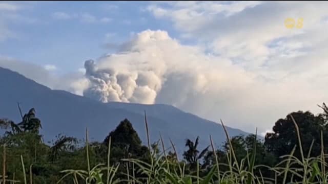 印尼马拉皮火山再度喷发 国际机场关闭数百乘客被困