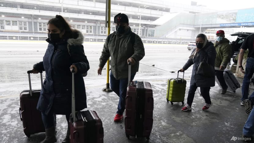 Airlines scrap 4,400 US flights as winter storm disrupts holiday travel Airlines scrap 4,400 US flights as winter storm disrupts holiday travel