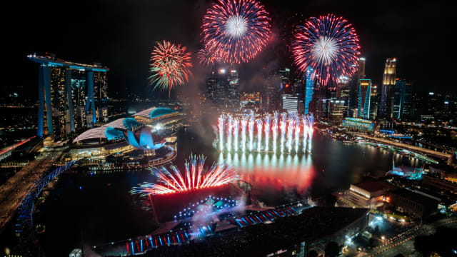 【相册】璀璨烟火点亮狮城夜空 迎接2023年到来
