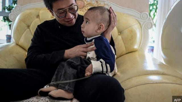 孩子患罕见病生命垂危 中国父亲自制药物救治