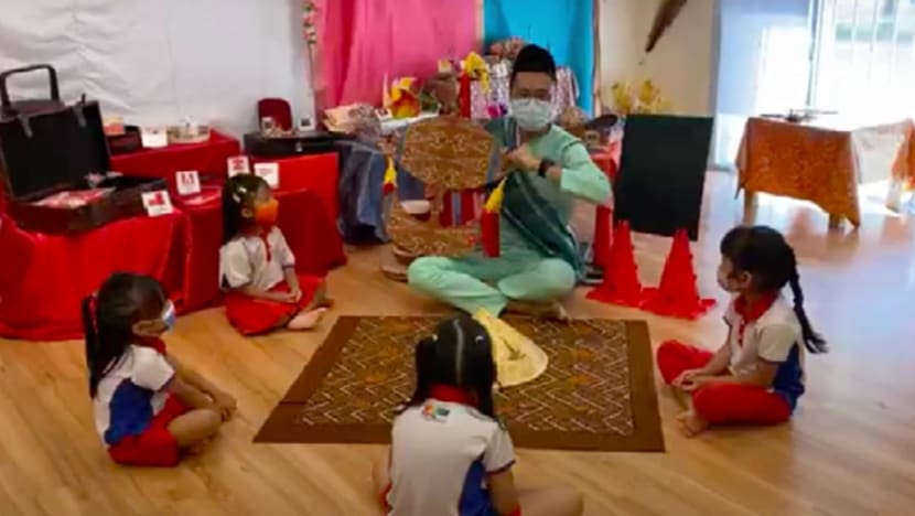 DPM Heng: Nilai dari dwibahasa sudah berlipat kali ganda tapi cara kita pelajarinya perlu berubah-ubah DPM Heng: Nilai dari dwibahasa sudah berlipat kali ganda tapi cara kita pelajarinya perlu berubah-ubah