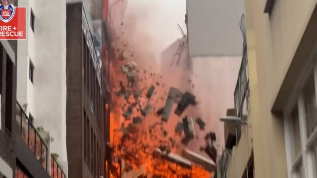 悉尼七层建筑物遭大火吞噬 动员逾100消防员