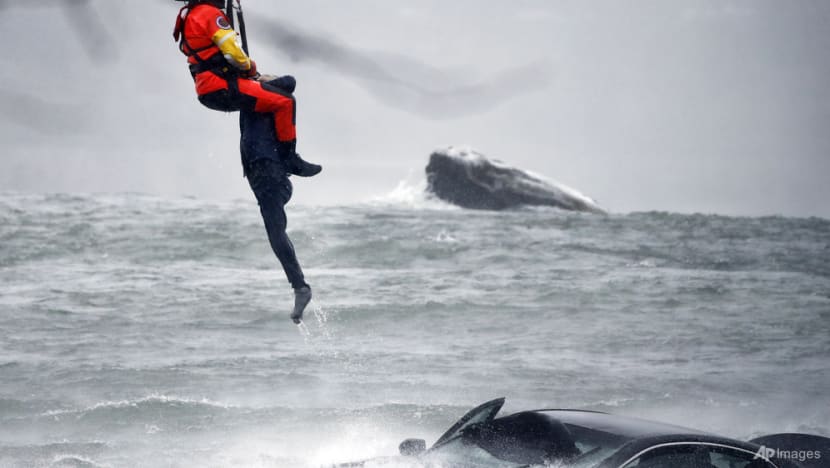 Coast Guard diver pulls body from car above Niagara Falls Coast Guard diver pulls body from car above Niagara Falls