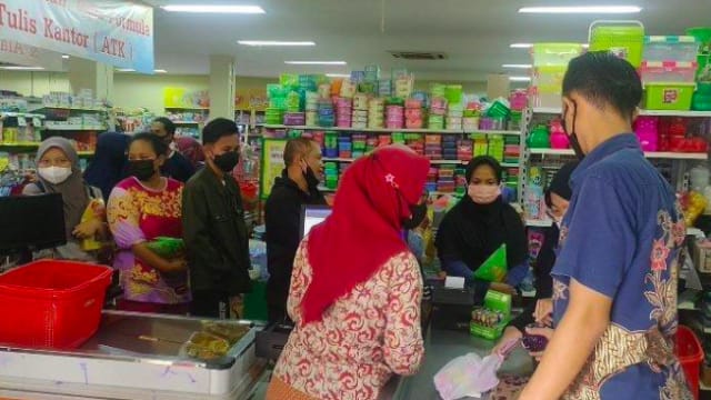 为防止重复买油 印尼超市要顾客手指沾墨