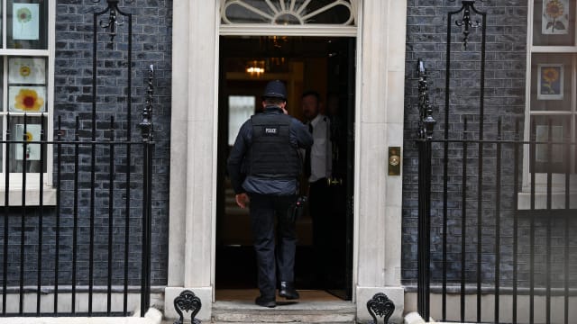 英国警方已就首相府封城期间违规办聚会 发出百多张罚单