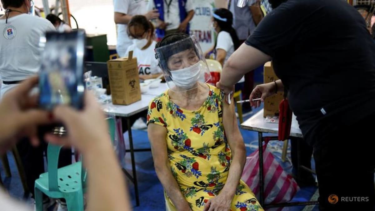Duterte dari Filipina mengatakan dia akan ‘melupakan’ kesempatannya untuk mendapatkan vaksin COVID-19