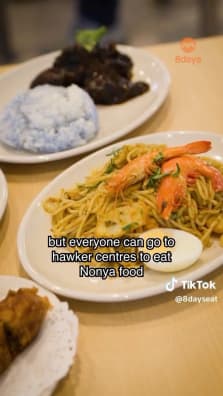 The former owner of a popular Japanese buffet chain now runs a hawker stall selling Peranakan food. Full text: https://tinyurl.com/e26mj2ba 📍Nana Nonya Sengkang Grand Mall, 70 Compassvale Bow, #02-K31 Buangkok Hawker Center S544692