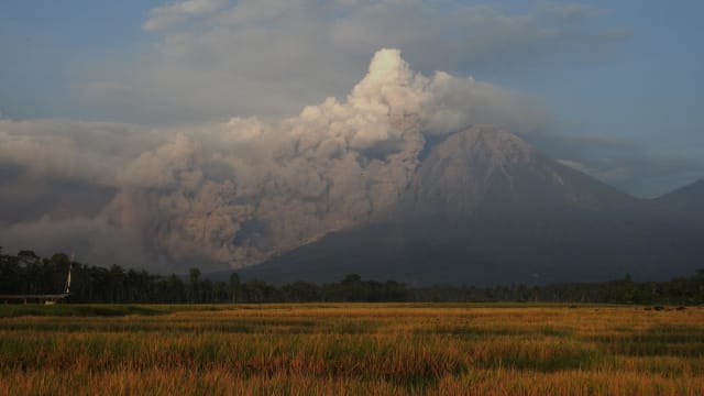 印尼塞梅鲁火山喷发 外交部劝请国人延迟非必要行程