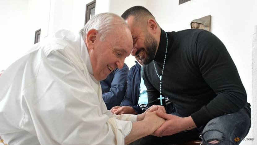 Pope Francis visits Italian prison for traditional foot washing Mass