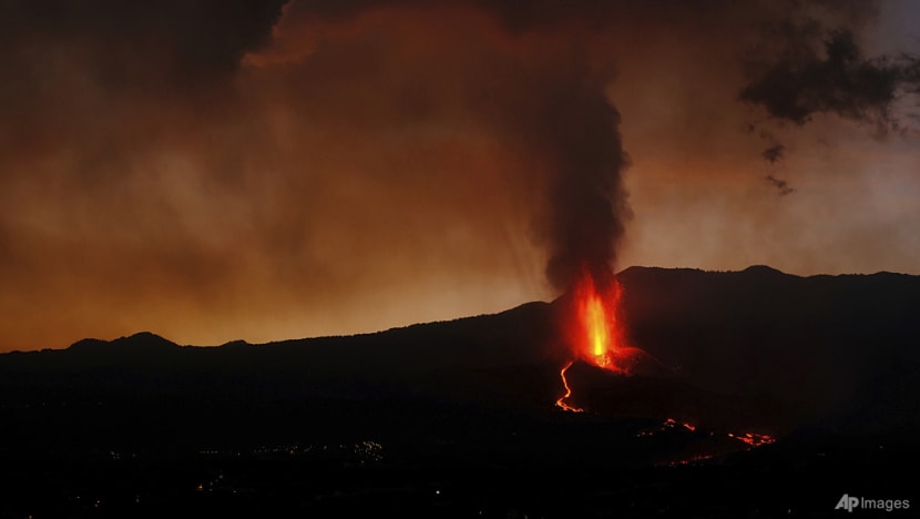 Volcanic ash cloud halts flights to and from Spanish island
