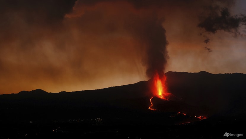 Volcanic ash cloud halts flights to and from Spanish island Volcanic ash cloud halts flights to and from Spanish island