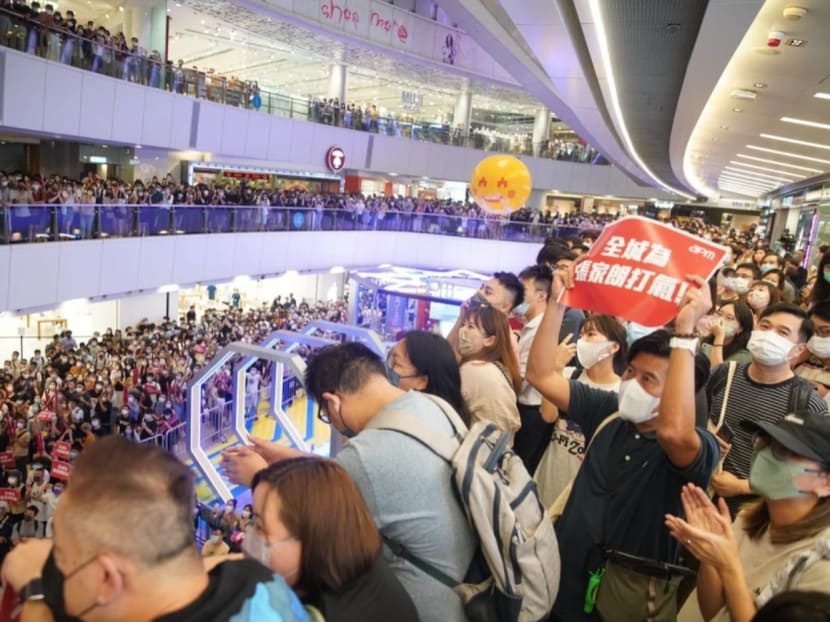 Hundreds gather in APM mall in Hong Kong to watch Edgar Cheung in the foil final.